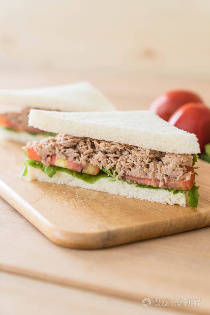 在木材上的金枪鱼三明治