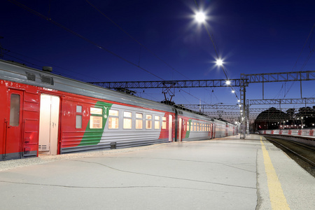 晚上在列宁格勒火车站上火车   是莫斯科，俄罗斯的 9 个主要铁路站之一
