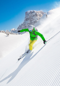 滑雪乐趣 在白雪覆盖的高山上体验极速竞争