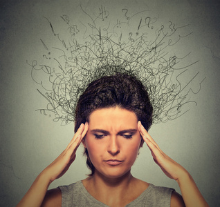 表达的脸女人担心强调的脸表达皱着眉头与大脑融化成线照片