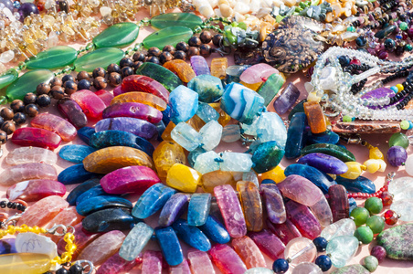 珠，发髻，珠。一块小小的玻璃 石头或类似的材料，通常圆形和穿孔线程与他人作为一条项链