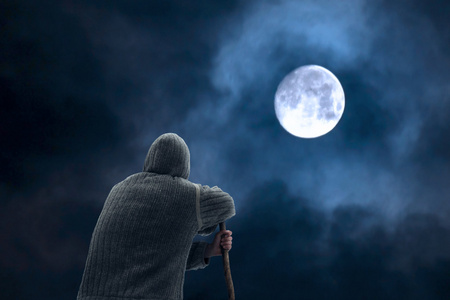 登山者男人晚上考虑大白月亮照片