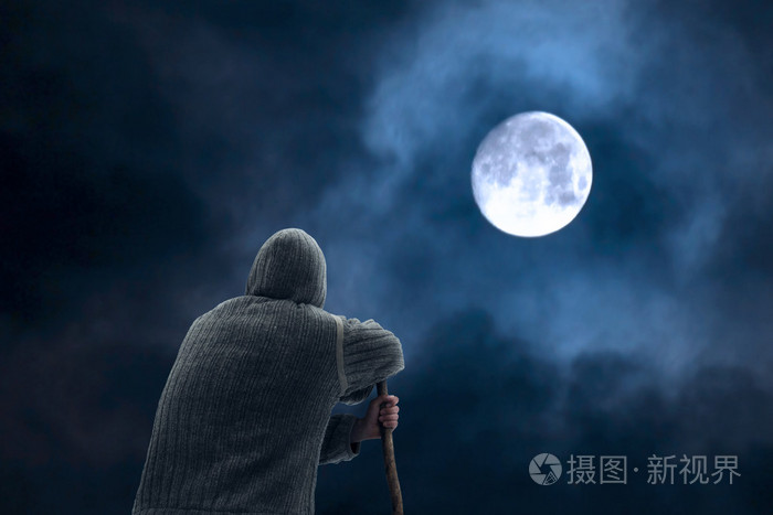 登山者男人晚上考虑大白月亮