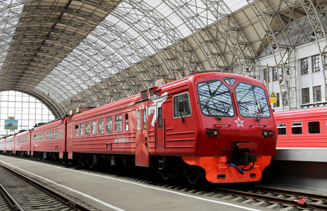 Kiyevskaya 火车站 Kiyevsky 铁路终端，Kievskiy vokzal   红色的机场快线列车是莫斯科