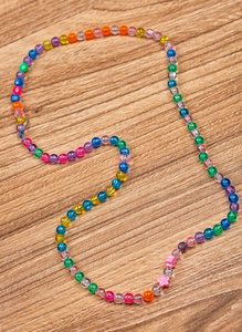 多彩的串珠的项链与一个美丽的手工制作