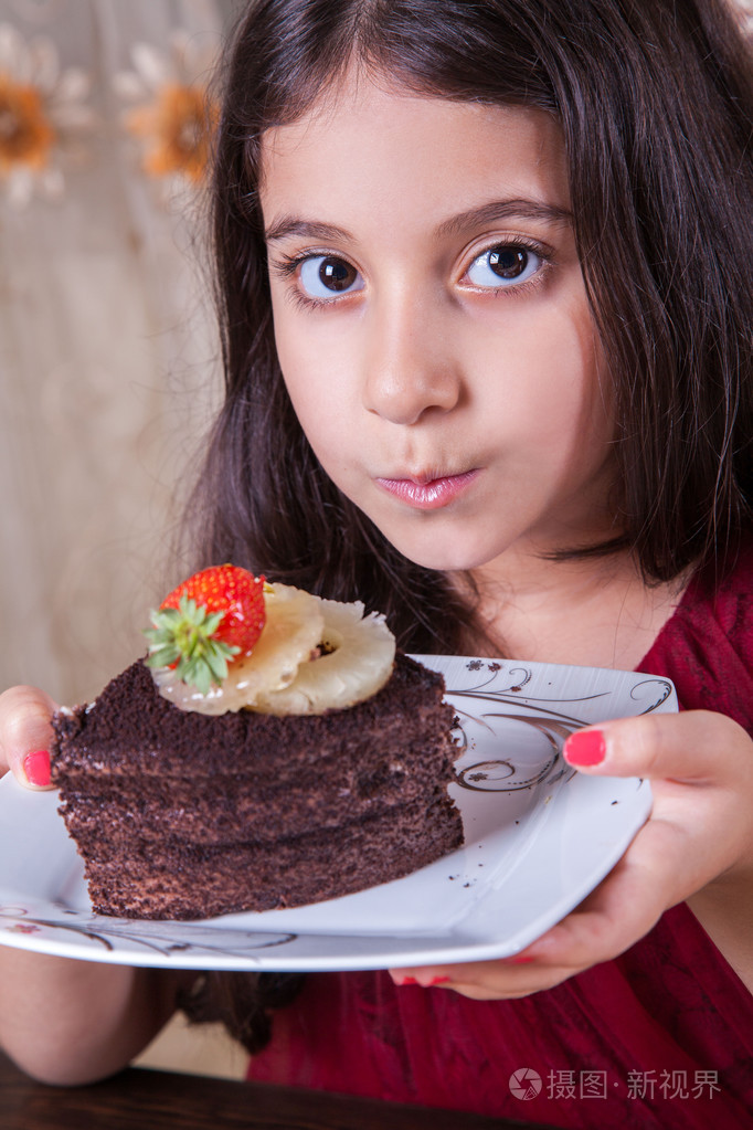 年轻漂亮的中东小女孩巧克力c
