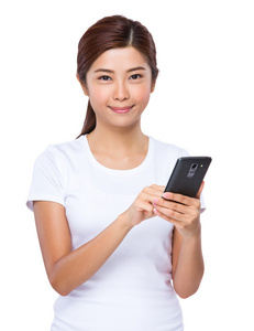 年轻的亚裔女子用手机