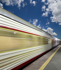 高速列车与运动模糊户外对抗天空