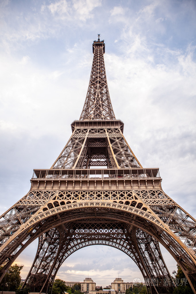 在巴黎的埃菲尔铁塔照片-正版商用图片0d142u-摄图新视界
