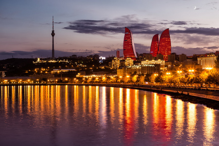 滨水区和城市的夜晚，在巴库，Azerbaija 视图