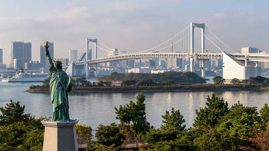 东京塔和在日本的彩虹桥