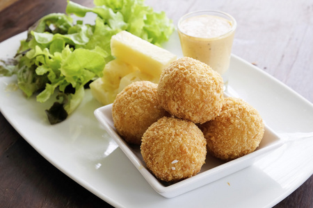 芝士球在盘子里的沙拉炸芝士球照片