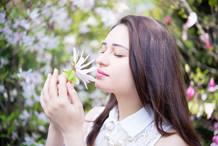 抱着玉兰花的梦幻女孩图片