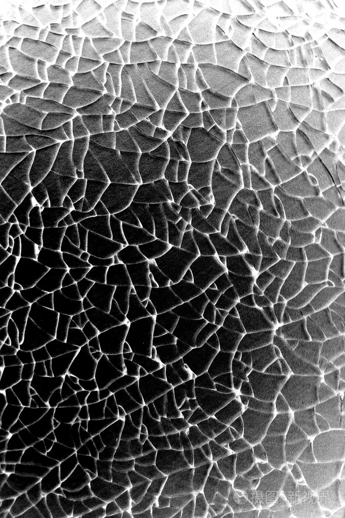 黑色和白色裂纹的钢化玻璃