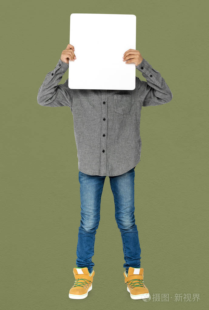 覆盖空白帖的脸的男孩