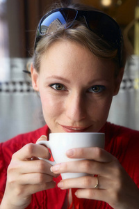 女人拿着杯咖啡的肖像