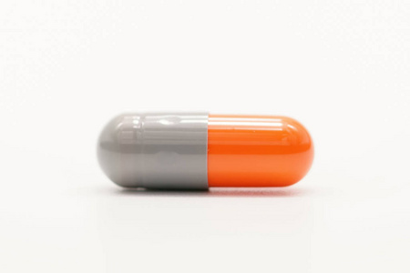灰色，橙色的抗生素药胶囊丸孤立在白色背景上