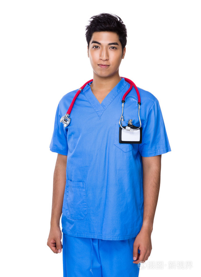 穿蓝色制服的年轻男医生