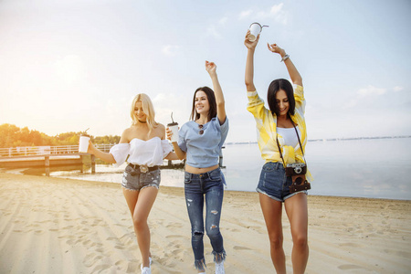 夏天休假 假期 旅行和人们的观念微笑在海滩上跳舞的年轻妇女组