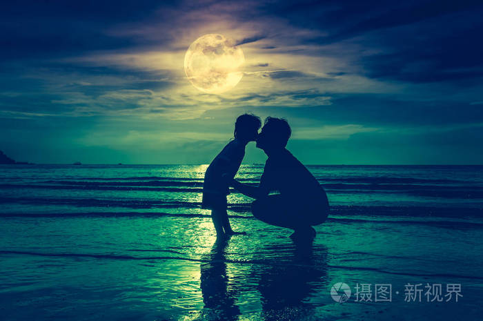 的孩子,亲吻她的父亲的轮廓侧视图照片-正版商用图片0d1jos-摄图新