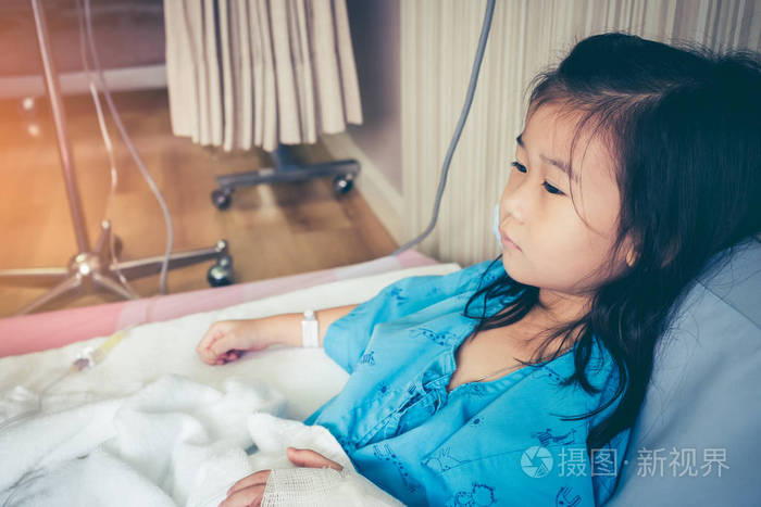 疾病亚洲孩子手上送往医院与生理盐水静脉注射iv