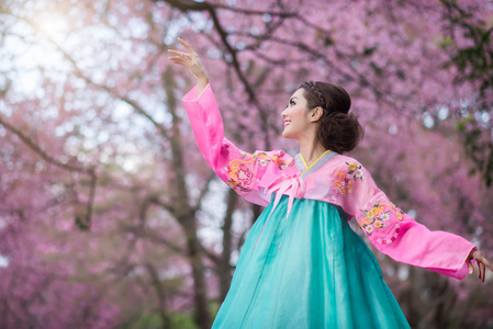 韩博传统的韩国服饰和美丽的亚洲女孩