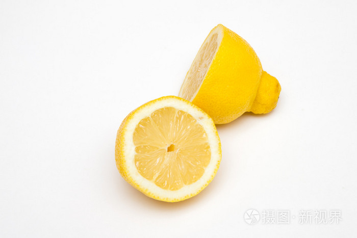 两个半柠檬水果上白色孤立