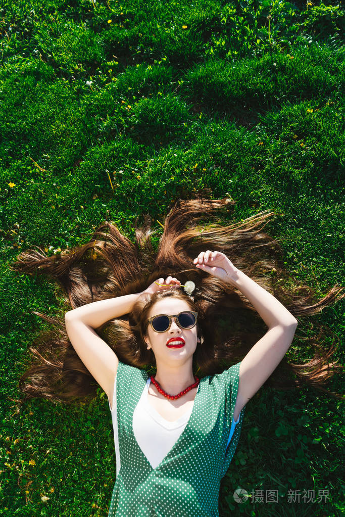 微笑女人轻松, 快乐, 有趣的快乐时尚风格