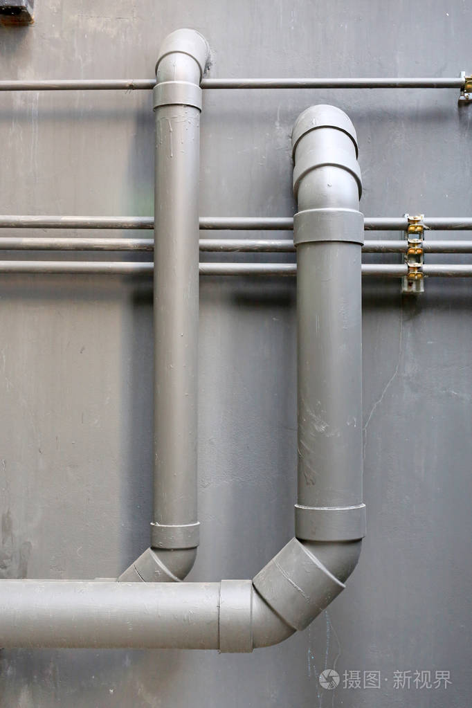 建筑物的水泥墙上水管道