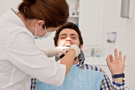 年轻快乐的男人和女人在牙医牙科检查