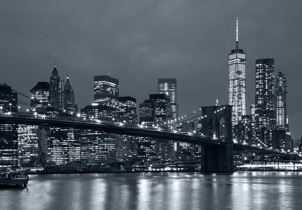 在晚上，布鲁克林大桥和色 tonali 全景纽约城