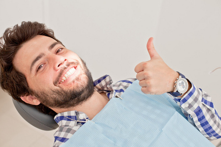年轻快乐的男人和女人在牙医牙科检查