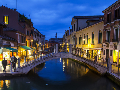 威尼斯，意大利2015 年 5 月 2 日。城市夜景。运河和路堤 灯和水中的倒影