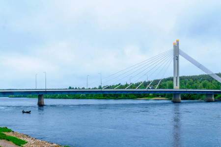 伐木工蜡烛桥和 Kemijoki 河罗瓦涅米