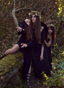 在黑暗的森林中的女巫
