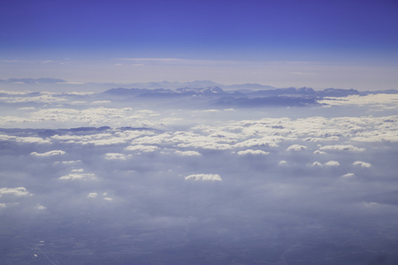航空摄影蓝色天际线与山风景