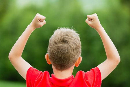 高自尊的男孩照片