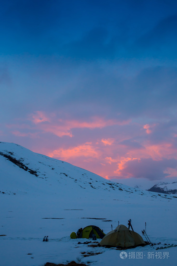 梦幻般的冬季景观戏剧性阴云密布的天空