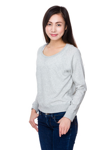 亚洲的年轻女子，穿着灰色毛衣