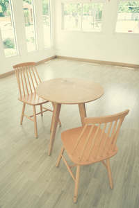 木椅上，表中筛选效果复古怀旧风格的房间