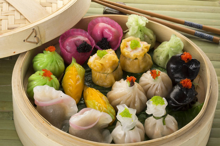 中式餐馆彩色的组合点心照片