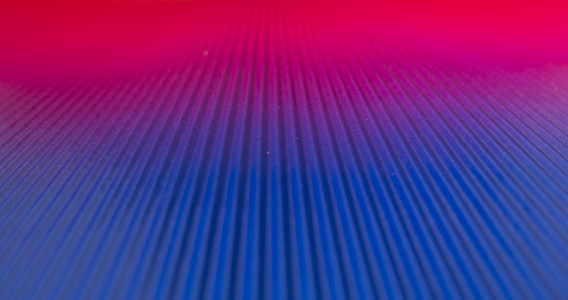 蓝色波光粼粼粉红色背景与明亮的纹理
