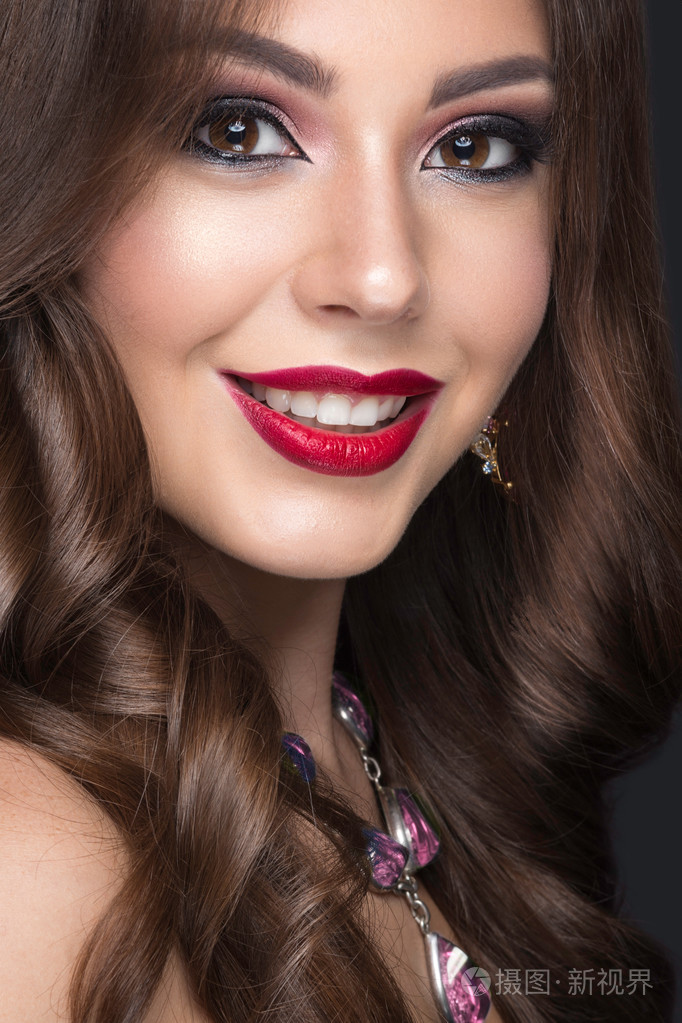 美丽的女人与阿拉伯语化妆红红的嘴唇和卷发美丽的脸