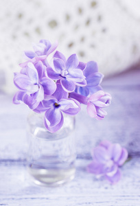 淡紫色的花，在一个小玻璃瓶