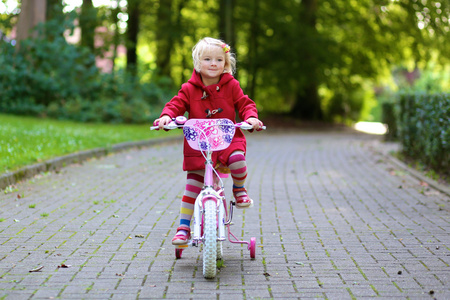 快乐的小女孩骑着自行车