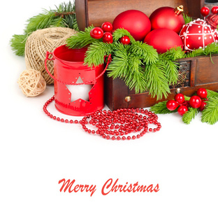 木制箱子里的红色圣诞球和一根圣诞节树枝