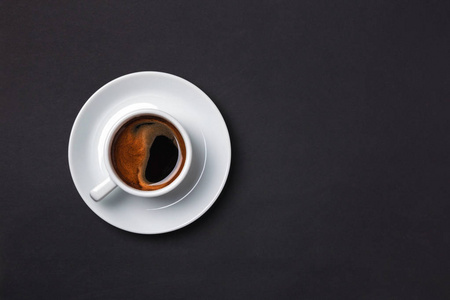 杯浓缩咖啡与黑色背景上的 sauser