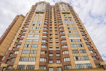 莫斯科现代住宅小区高层建筑的屋顶上日落时的视图照片