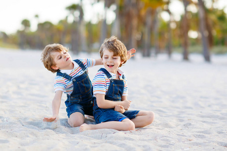 两个小孩子在热带海滩上玩耍的男孩