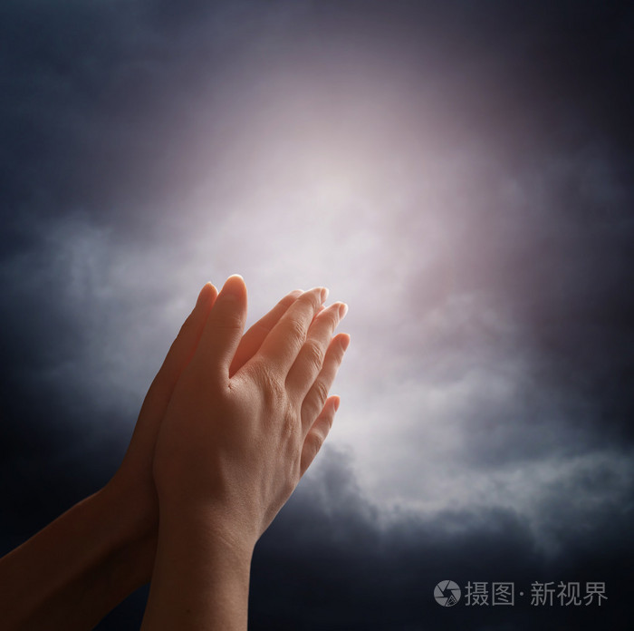 暴风雨的乌云满天伸手的手